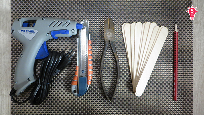 DIY raklap spatula könnyű olcsó használati tárgy konyha ragasztópisztoly újrahasznosítás kreatív ötletek poháralátét