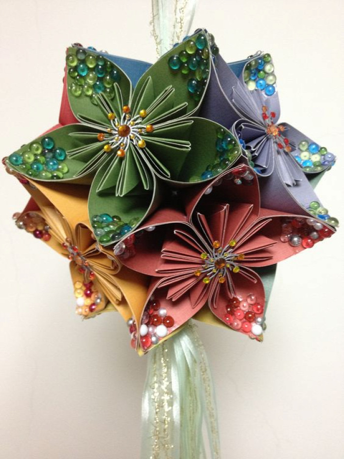 DIY kusudama origami ajándék nőnap dekoráció papír kreatív ötletek könnyű újrahasznosítás virág gyerekekkel tavasz