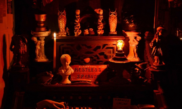 szellemek múzeum warren házaspár démonok sátánista okkult