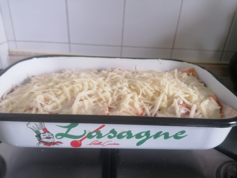 lasagne tészta paradicsom besamell vaj tej margarin szerecsendió bors sajt rakottas egytálétel