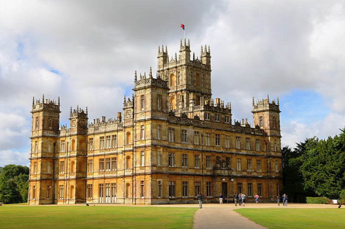 Dowton Abbey II. Erzsébet királynő Highclere-kastély George Herbert de Carnarvon Maggie Smith CoolTour Starlight Time Travel