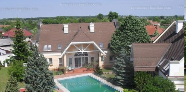Két családi ház, plusz például medence és teniszpálya - Fotó: Ingatlan.com