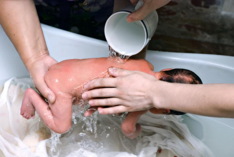 kórházteszt szülés fürdetés