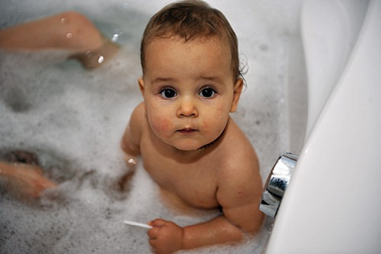 Creativiky csecsemő baba fürdetés