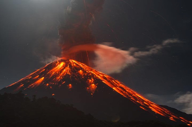 ecuador vulkán kitörés éjszaka telihold