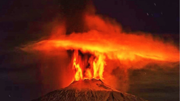 vulkán Etna kitörés láva éjjel