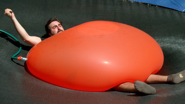 Slo-Mo Guys lassított felvétel ballon víz